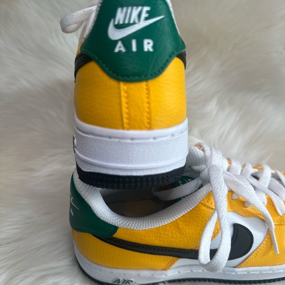 Nike Boy's Air Force 1 (Big Kid) University Gold/Black/Malachite 5Y Big Kid M - Picture 4 of 4